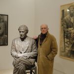El artista con sus obras