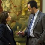 La vicepresidenta Sáenz de Santamaría dialoga con el socialista Hernando