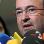 El secretario general del PSC, Miquel Iceta, realiza declaraciones a la prensa tras reunirse con Pedro Sánchez.