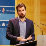 Luis Tudanca, secretario regional del partido del puño y la rosa, atiende a los medios e comunicación