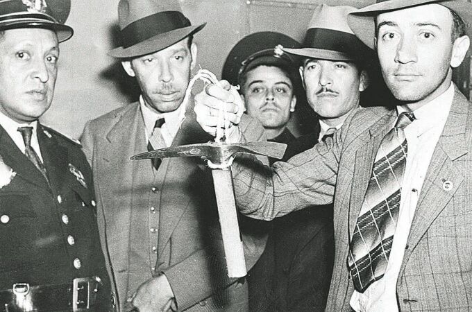 Un policía sostiene el piolet con que Ramón Mercader asesinó a Trotsky