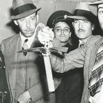 Un policía sostiene el piolet con que Ramón Mercader asesinó a Trotsky
