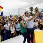 El presidente de Ciudadanos, Albert Rivera, y la líder del partido en Cataluña, Inés Arrimadas, se hacen un selfie tras un acto en Barcelona. Foto: Efe /Toni Albir