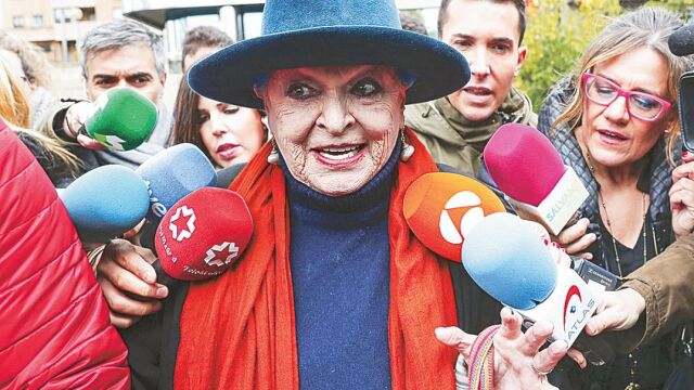 La actriz Lucía Bose a su salida de un juicio por apropiación indebida de un dibujo de Pablo Picasso en Madrid.05/11/2018