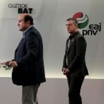 El lehendakari, Iñigo Urkullu (d), escucha la intervención del presidente del PNV, Andoni Ortuzar