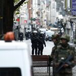 Soldados y policías participan en una operación en Saint Denis cerca de París.