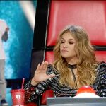 Paulina Rubio escucha a uno de los concursantes, Marcelino Damion