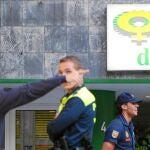 Policías junto a la Clínica Dator, en una imagen de archivo
