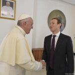 Francisco saluda al fundador de la red social Facebook, Mark Zuckerberg