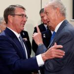 El ministro español de Defensa en funciones, Pedro Morenés, conversa con el secretario de Defensa de Estados Unidos, Ashton Carter
