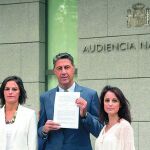 García Albiol, ayer, ante la Audiencia Nacional acompañado de las diputadas García y Levy.