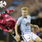 Theo Hernandez (i) y Daniel Wass duarnte el partido
