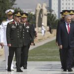 El primer ministro turco, Binali Yildirim (d), y el jefe del Estado Mayor del Ejército, Hulusi Akar (i), el pasado 28 de julio