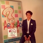 Jesús Duque posa junto al calendario solidario