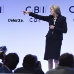 La primera ministra británica, Theresa May, ayer con la patronal