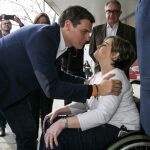 Albert Rivera, ayer en Zaragoza durante una visita al Centro de Atención Temprana de formación de disminuidos físicos de Aragón