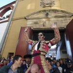 Juan José Padilla saliendo por la puerta grande de la plaza de toros de Soria