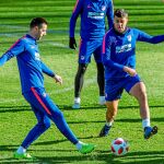 Kalinic, que tendrá hoy minutos, y Rodrigo, en el entrenamiento de ayer