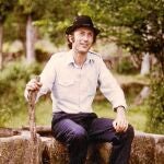 Sobre estas líneas, el poeta Aníbal Núñez