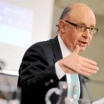 El ministro de Hacienda, Cristóbal Montoro, ayer, durante la rueda de prensa tras el Consejo de Ministros