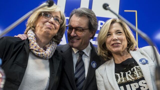 El expresidente de la Generalitat Artur Mas, la exvicepresidenta Joana Ortega, y la exconsellera de Enseñanza Irene Rigau, posan momentos antes de la rueda de prensa que han ofrecido hoy tras conocer la sentencia