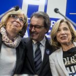 El expresidente de la Generalitat Artur Mas, la exvicepresidenta Joana Ortega, y la exconsellera de Enseñanza Irene Rigau, posan momentos antes de la rueda de prensa que han ofrecido hoy tras conocer la sentencia