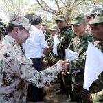 El jefe guerrillero de las Farc, Luciano Marín Arango, alias "Iván Márquez"(c), el comandante del Comando Estratégico de Transición del Ejército colombiano, general Javier Florez (c), y el Alto Comisionado para la Paz colombiano, Sergio Jaramillo (espalda), saludan a los guerrilleros