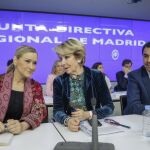 Esperanza Aguirre (c), conversa con la presidenta de la Comunidad de Madrid, Cristina Cifuentes (i), junto al vicesecretario de Organización y Electoral del Partido Popular (PP), Fernando Martínez-Maíllo.