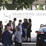 Familiares del español Ignacio Echeverría en el tanatorio de Las Rozas