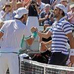 El francés Lucas Pouille y el español Feliciano Lopez se saludan al acabar el encuentro