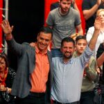 El candidato a la presidencia de España por el PSOE, Pedro Sánchez, junto al secretario de los socialistas en Castilla y León, Luis Tudanca, durante el acto celebrado en la tarde de ayer en Zamora