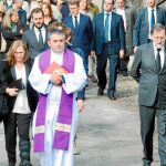 El ex presidente del Gobierno estuvo arropado en el entierro por numerosos compañeros del PP y de sus Gobiernos/ Foto: Rafa Vázquez / Faro de Vigo