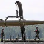 Militares rusos equipan un misil táctico Iskander en Kubinka, a las afueras de Moscú