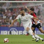 Karim Benzema (i) durante el partido de la cuarta jornada de Liga en el estadio de San Mamés. EFE/LUIS TEJIDO