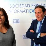 El consejero de Sanidad, Antonio María Sáez, junto a la directora de la Agencia Española de Protección de Datos, Mar España Martí, en el acto inaugural del XVI Foro de Seguridad y Protección de Datos de Salud