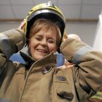 La primera ministra escocesa, Nicola Sturgeon, se prueba el uniforme de los bomberos, ayer en Aberdeen