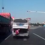 Dramático momento en el que una niña cae del maletero de un coche y trata de ponerse a salvo