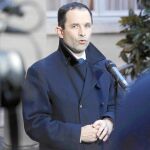 El candidato socialista al Elíseo, Benoît Hamon, se dirige a la Prensa ayer tras la reunión en Matignon