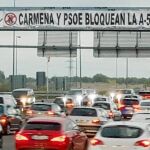 La A-5, ayer, a la altura de Cuatro Vientos, donde puede leerse un cartel que expresa la indignación ciudadana sobre la próxima conversión en vía urbana
