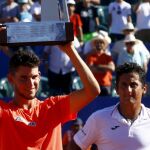 El tenista austríaco Dominic Thiem (izquierda) sostiene el trofeo de campeón tras vencer al español Nicolás Almagro (derecha) en la final del Torneo ATP de Buenos Aires (Argentina)