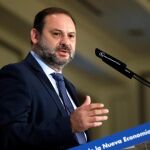 El ministro de Fomento, José Luis Ábalos, durante su intervención en un desayuno informativo de la tribuna Foro de la Nueva Economía. Foto. Efe