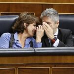 La ministra de Justicia, Dolores Delgado,iz., y el de Interior, Fernando Grande-Marlaska, conversan durante el pleno del Congreso. Efe