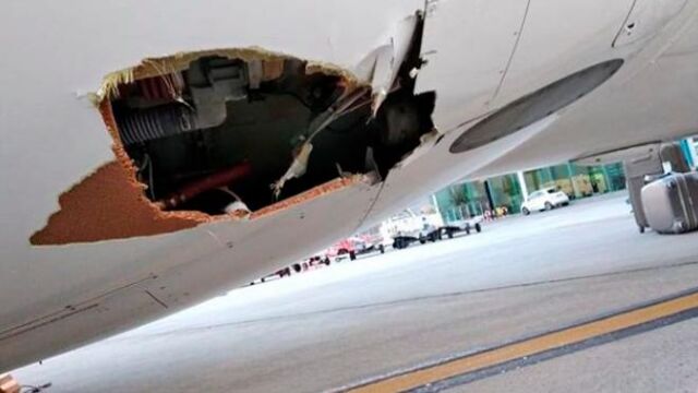 El choque del avión contra la baliza provocó un gran agujero en el fuselaje / Twitter