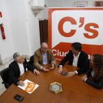 Juan Marín, presidente del grupo parlamentario naranja, se reunió ayer con Carlos Ruiz, secretario general de ECA