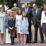 Los Reyes, Menchu Álvarez del Valle, la Infanta Sofía, Paloma Rocasolano, la Princesa de Asturias delante del príncipe Constantino, los Reyes Eméritos y Jesús Ortiz