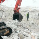 Trabajos de rescate de las víctimas del alud que sepultó el hotel