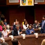 El presidente de la Comunidad, Fernando López Miras, ayer durante la sesión de control de la Asamblea Regional rodeado por el Grupo Popular y el equipo de consejeros de San Esteban-LA RAZÓN
