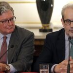 El rector de la universidad de Salamanca, Daniel Hernández y el presidente de Patrimonio Nacional, Alfredo Pérez Armiñán, dan a conocer el fallo del Jurado del Premio Reina Sofía de Poesía