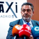El portavoz de la Federación Profesional del Taxi de Madrid, Julio Sanz, durante la rueda de prensa para informar sobre el documento presentado a la Comunidad de Madrid