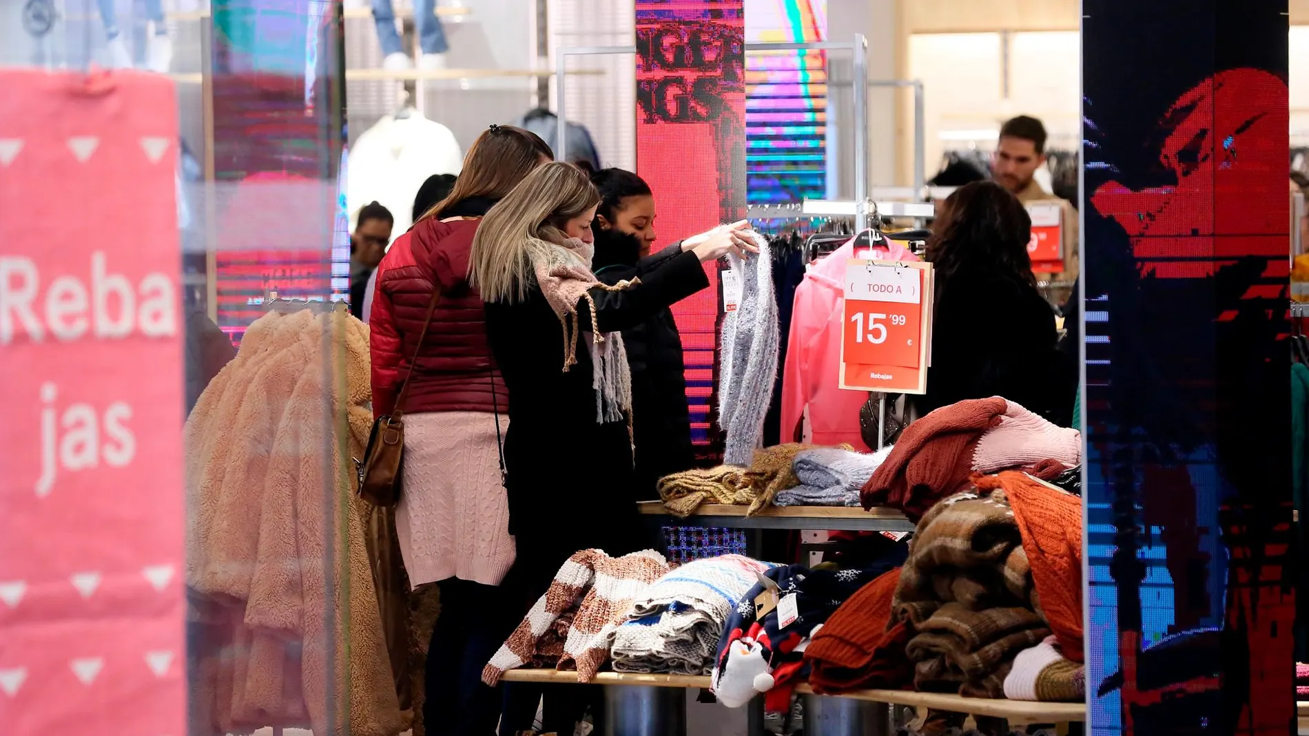 Los pequeños comercios han de adaptarse a nuevas formas de venta para poder competir con las grandes empresas en un mercado cada vez más enfocado a los negocios «online»